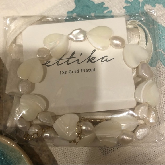 Revolve Mother of Pearl Necklace of Hearts and Freshwater Pearls by Ettika. New! - Picture 5 of 6